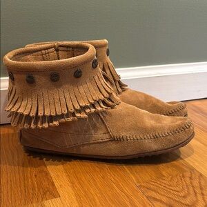 Women’s Minnetonka Double Fringe Side Zip Boots (Tan)